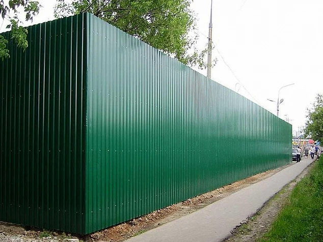 Забор из профлиста зеленого цвета С21 RAL 6005 10 м